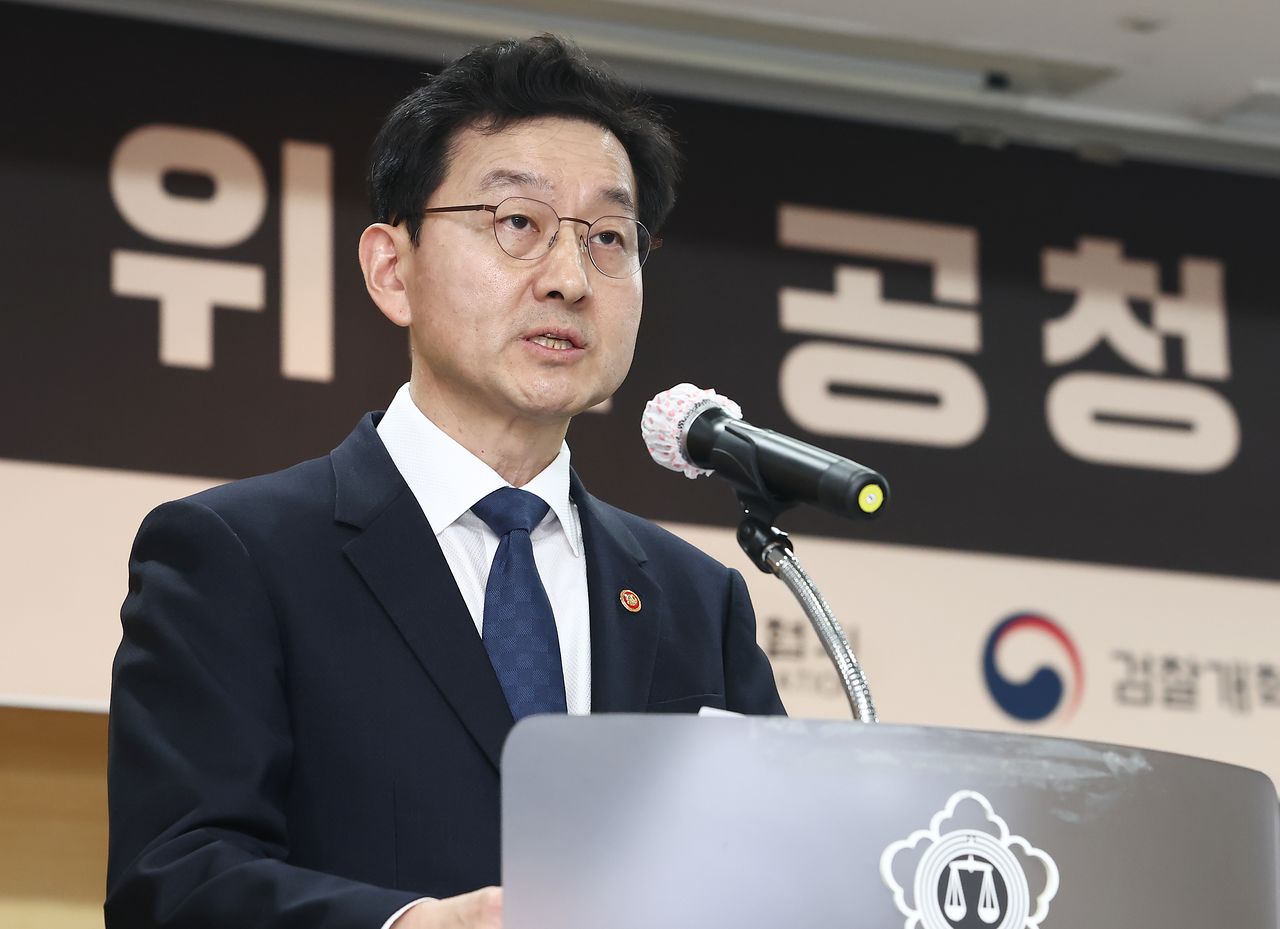 검찰개혁추진단장인 윤창렬 국무조정실장이 11일 오후 서울 서초구 수사기관 역량강화를 위한 공청회에서 축사를 하고 있다. 뉴스1