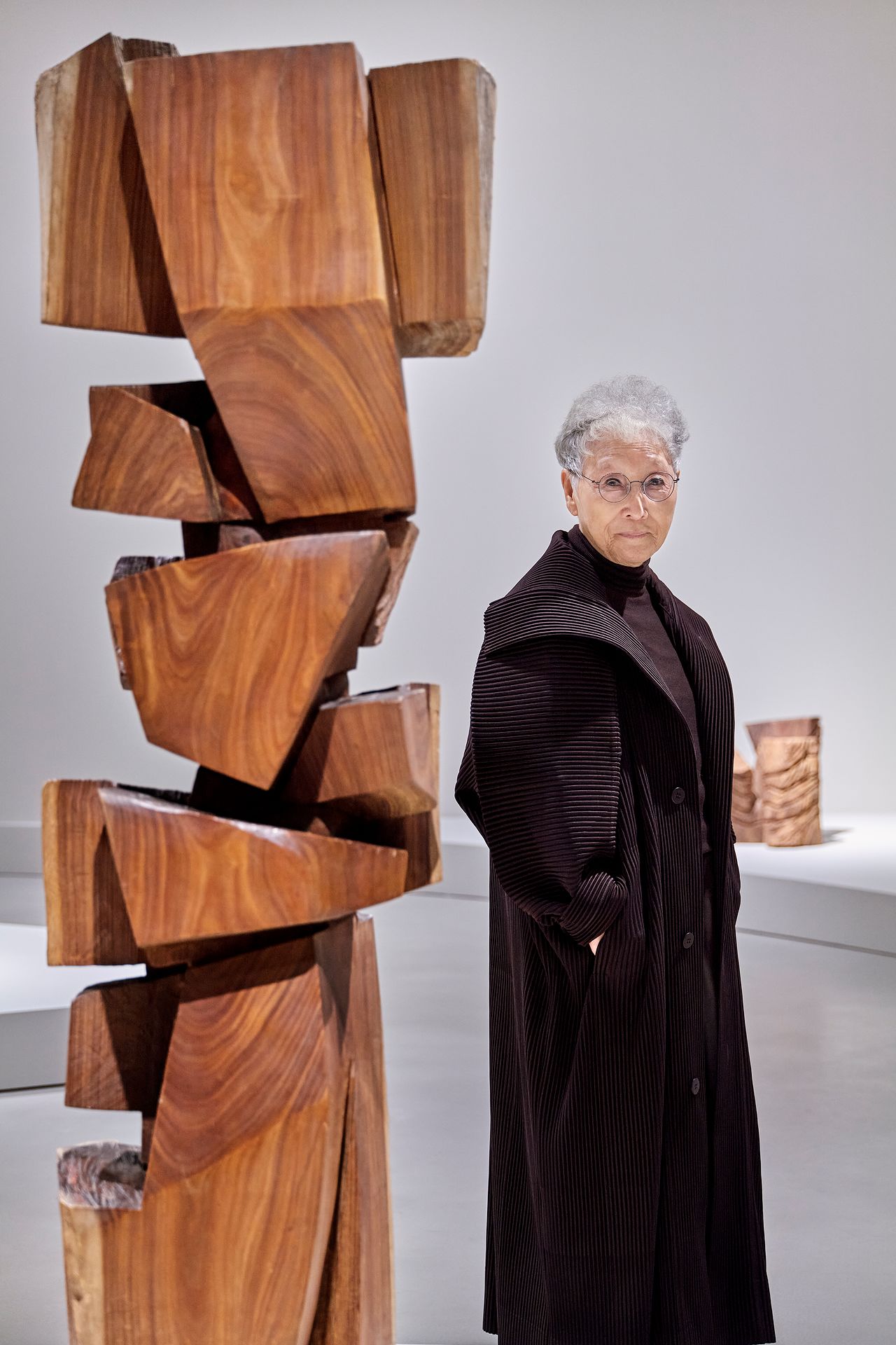 나무를 깎에 만든 '합이합일 분이분일' 시리즈 옆에 선 김윤신(91). 사진 전명은