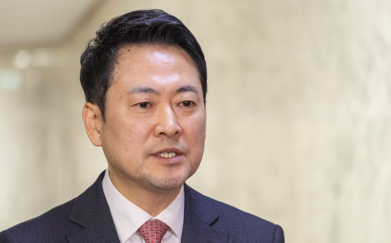 국민의힘 장동혁 대표가 11일 국회에서 열린 지역발전 영입 인재 환영식을 마친 뒤 취재진과 만나 국민의힘 의원단 명의로 발표된 결의문에 대한 자신의 입장을 밝히고 있다. 연합뉴스