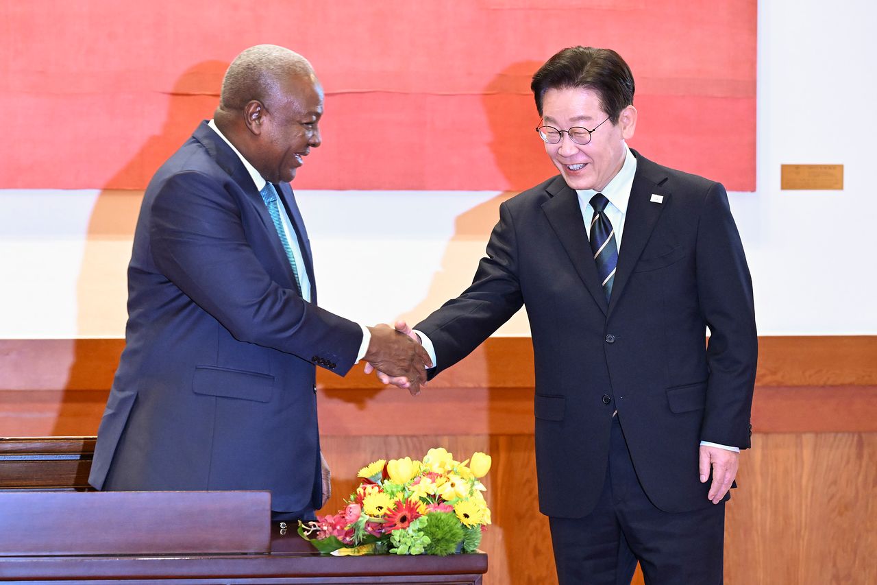 이재명 대통령이 11일 청와대에서 열린 한-가나 정상회담에 앞서 방명록 작성을 마친 존 마하마 가나 대통령과 악수하고있다. 청와대사진기자단
