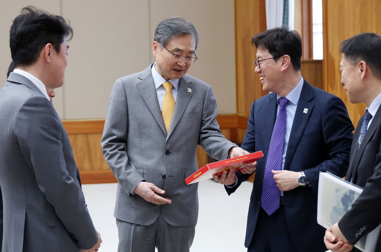 조현 외교장관과 정광용 외교부 아프리카 중동 국장이 11일 청와대에서 한-가나 정상회담에 앞서 이재명 대통령이 가나 대통령에게 선물한 가나 초콜릿을 보고 있다. 뉴스1