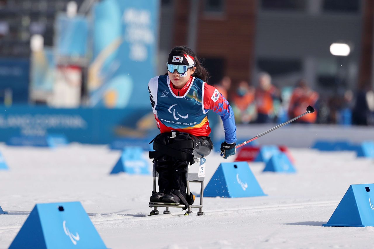 11일(한국시간) 이탈리아 테세로 크로스컨트리 스타디움에서 열린 2026 밀라노·코르티나담페초 동계패럴림픽 크로스컨트리 스키 여자 10㎞ 인터벌 스타트에서 은메달을 따낸 김윤지. 사진 대한장애인체육회