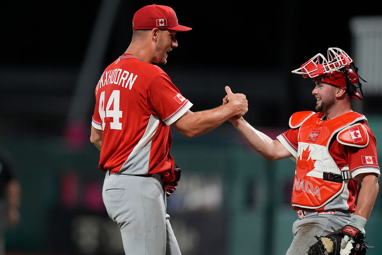 3-2로 앞선 9회 캐나다의 승리를 지켜낸 브록 다익손(왼쪽)과 포수 리암 힉스. AP=연합뉴스