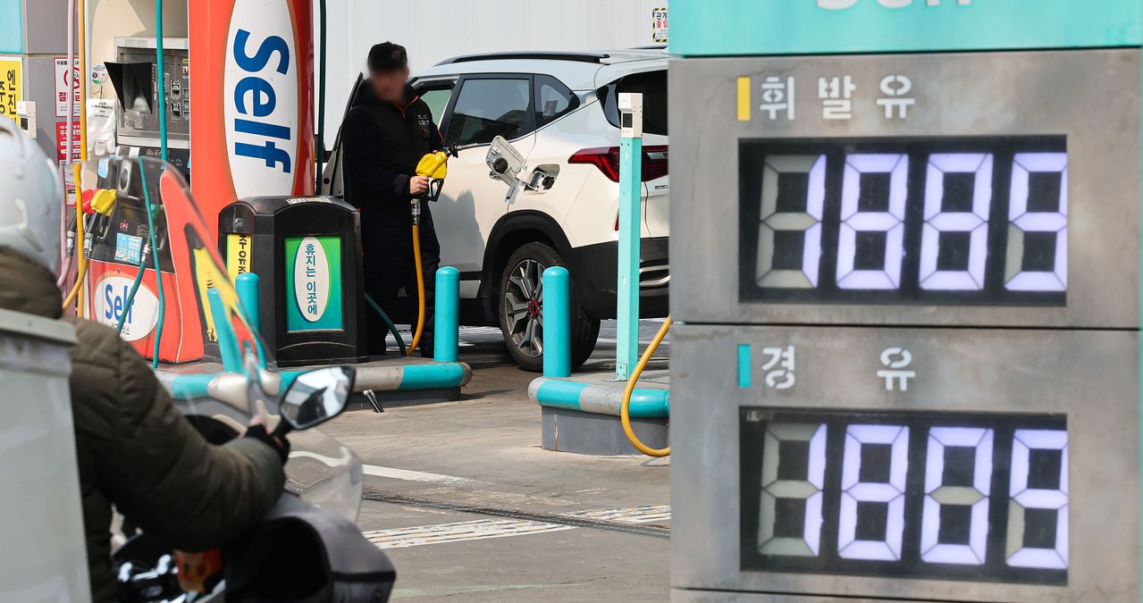미국의 대이란 공습 이후 급등하던 국내 기름값이 상승세를 멈추고 하락세로 전환했다. 11일 한국석유공사 유가정보시스템 오피넷에 따르면 서울 평균 휘발유 가격은 전날보다 3.4원 내린 ℓ당 1943원, 경유 가격은 10.3원 떨어진 ℓ당 1956.8원으로 집계됐다. 이날 오후 서울 시내 한 주유소에 유가 가격이 게시돼 있다. 뉴시스