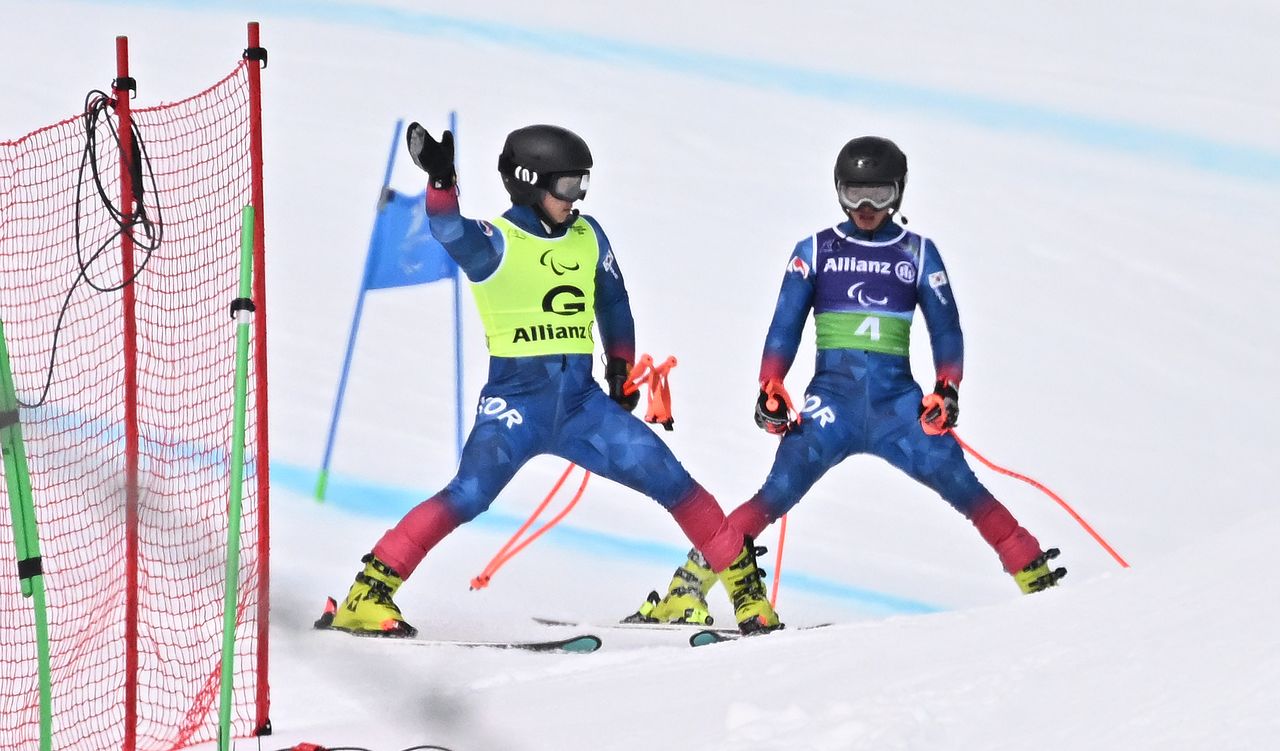 (코르티나=뉴스1) 사진공동취재단 = 알파인스키 황민규(오른쪽)가 10일(현지시간) 이탈리아 코르티나담페초 토파네 알파인 스키 센터에서 열린 2026 밀라노 코르티나 패럴림픽 알파인스키 알파인 복합경기에서 넘어진 뒤 김준형 가이드와 함께 내려오고 있다.2026.3.10/뉴스1