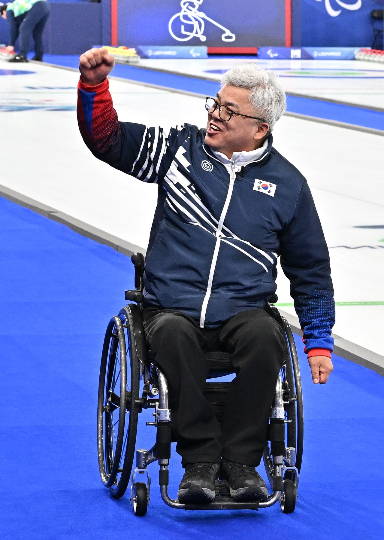 휠체어컬링 믹스더블 박길우 감독이 10일(현지시간) 이탈리아 코르티나담페초 컬링 올림픽 스타디움에서 열린 2026 밀라노 코르티나 패럴림픽 휠체어컬링 믹스더블 미국과의 준결승전에서 승리한 뒤 응원단을 향해 인사를 하고 있다. 2026.03.10. 코르티나=사진공동취재단