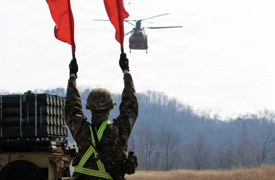 10일 한미 '자유의 방패' 연합연습 기간 미 육군 제2보병사단/한미연합사단 제2전투항공여단 소속 장병들이 아파치 정밀 사격 임무 등을 지원하기 위한 전투 항공 군수품 배치 훈련을 진행하고 있다. 사진 주한미군