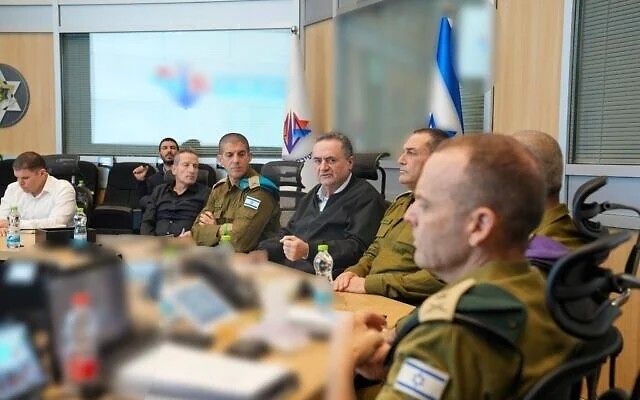이스라엘 카츠(가운데) 이스라엘 국방부 장관이 이스라엘군 수뇌부와 상황평가 회의를 하는 모습. 사진 이스라엘 국방부