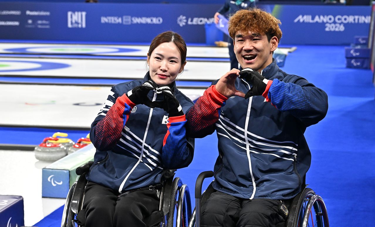 휠체어컬링 백혜진(왼쪽)과 이용석이 10일(현지시간) 이탈리아 코르티나담페초 컬링 올림픽 스타디움에서 열린 2026 밀라노 코르티나 패럴림픽 휠체어컬링 믹스더블 미국과의 준결승전에서 승리한 뒤 포즈를 취하고 있다. 2026.03.10. 코르티나=사진공동취재단