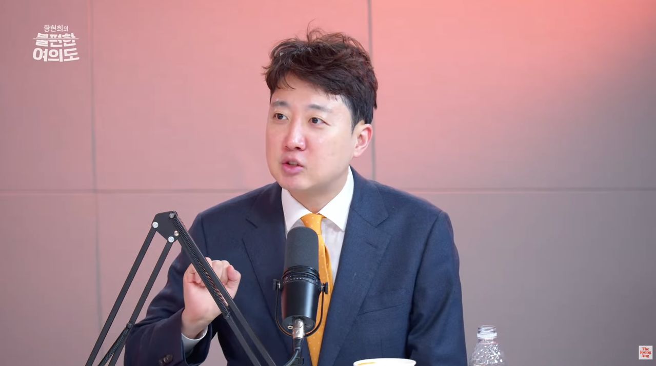 이준석 개혁신당 대표가 10일 중앙일보 정치토크쇼 ‘황현희의 불편한 여의도’에 출연해 인터뷰하고 있다. [사진 ‘불편한 여의도’ 캡처]