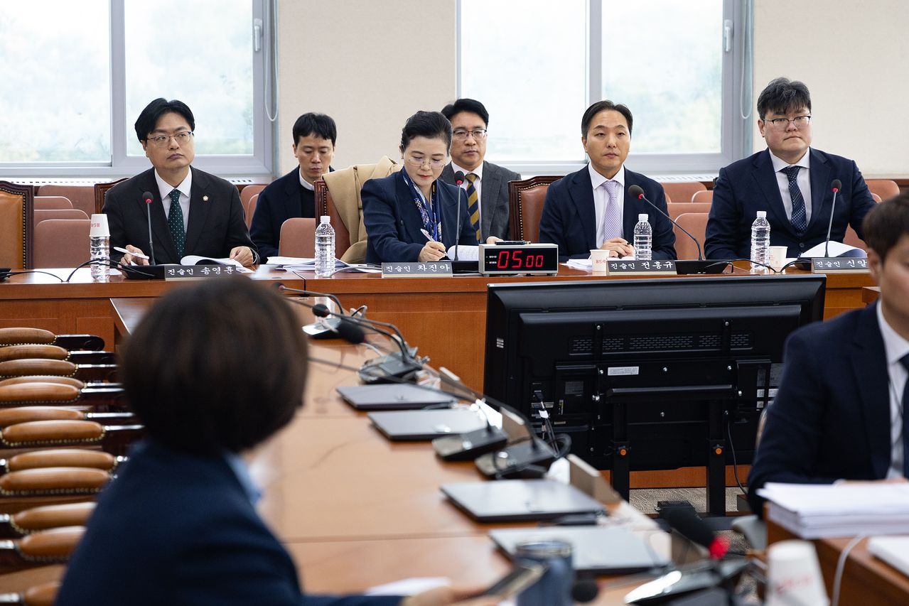 11일 서울 여의도 국회 제433회 국회(임시회) 행정안전위원회 법안심사제1소위원회에서 열린 중대범죄수사청법안 등에 대한 입법공청회에 진술인들이 자리하고 있다.  왼쪽부터 송영훈 법무법인 시우 파트너변호사, 차진아 고려대학교 법학전문대학원 교수, 전홍규 법무법인 해랑 대표변호사, 신알찬 법무법인 세담 대표변호사. 뉴스1