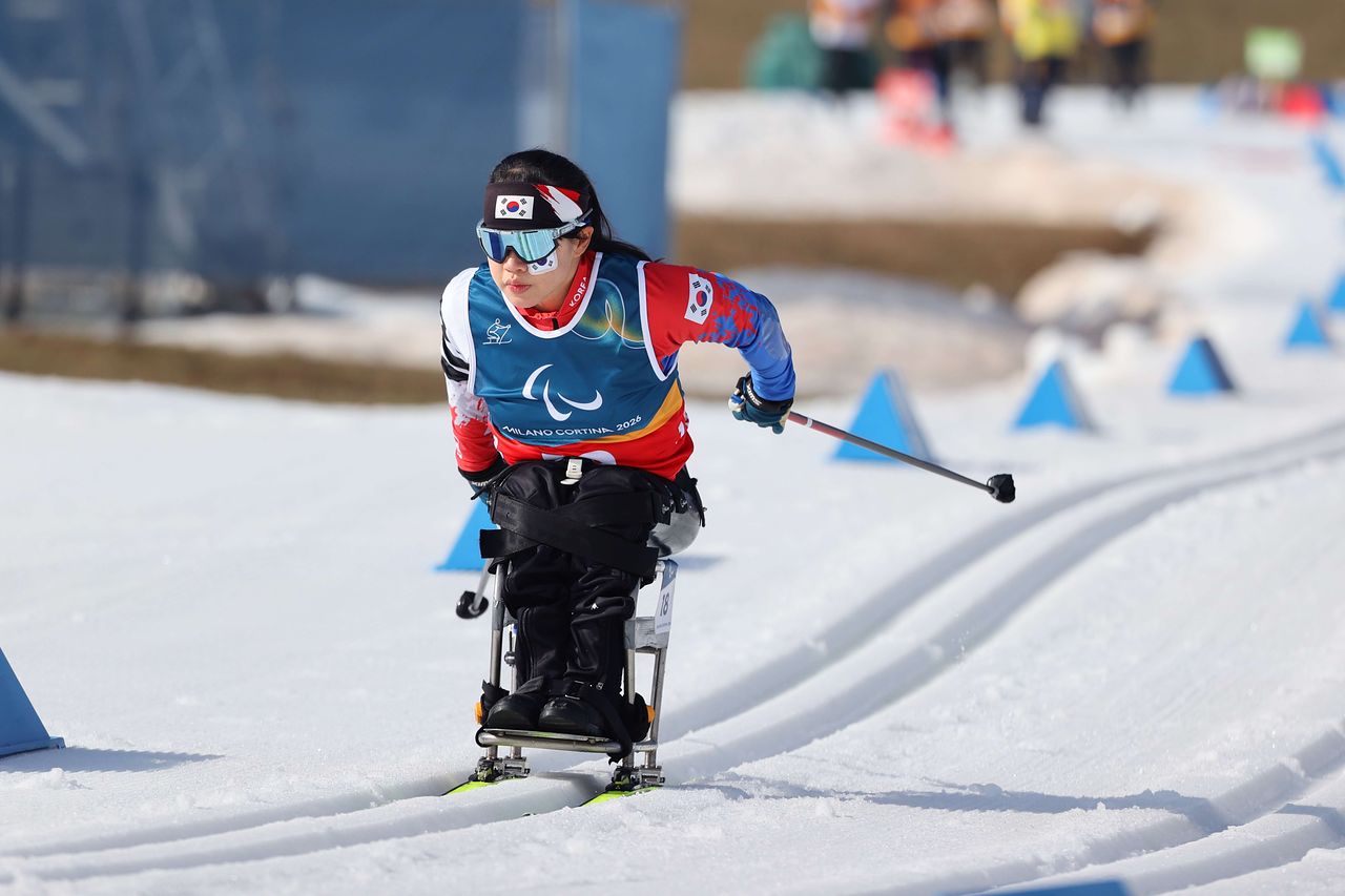 11일(한국시간) 이탈리아 테세로 크로스컨트리 스타디움에서 열린 2026 밀라노·코르티나담페초 동계패럴림픽 크로스컨트리 스키 여자 10㎞ 인터벌 스타트에서 은메달을 따낸 김윤지. 사진 대한장애인체육회