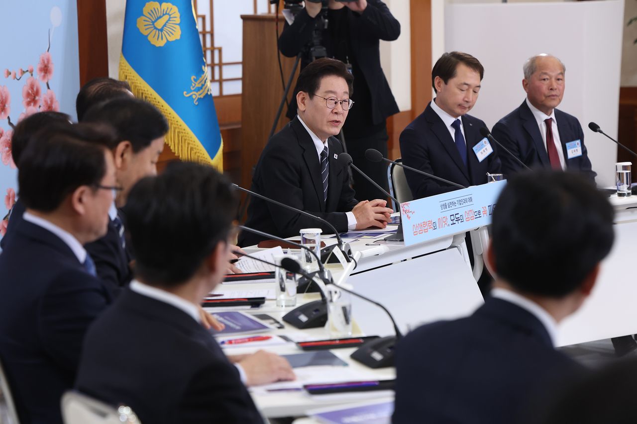 이재명 대통령은 10일 청와대에서 열린 ‘상생을 실천하는 기업인과의 대화’에서 “과거에는 속된 말로 ‘몰빵’이라고 할까, 자원과 기회를 특정 부분에 집중해 낙수효과를 노리는 전략이 유효했다”며 “이제는 이런 전략이 성장 발전의 걸림돌이라는 게 대체적인 평가”라고 말했다. [청와대사진기자단]