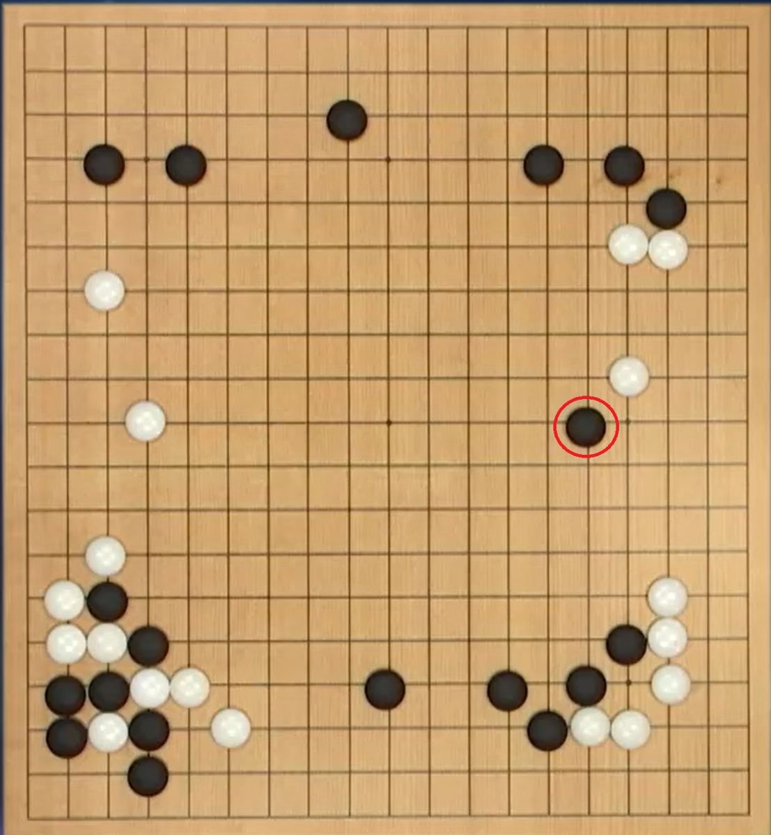 알파고가 2016년 3월10일 이세돌 9단과의 제2국에서 놓은 37수(빨간 동그라미). 우변 5선에서 어깨를 짚는 수로, 바둑 프로기사라면 기피할 맥점이었다. 사진 한국기원