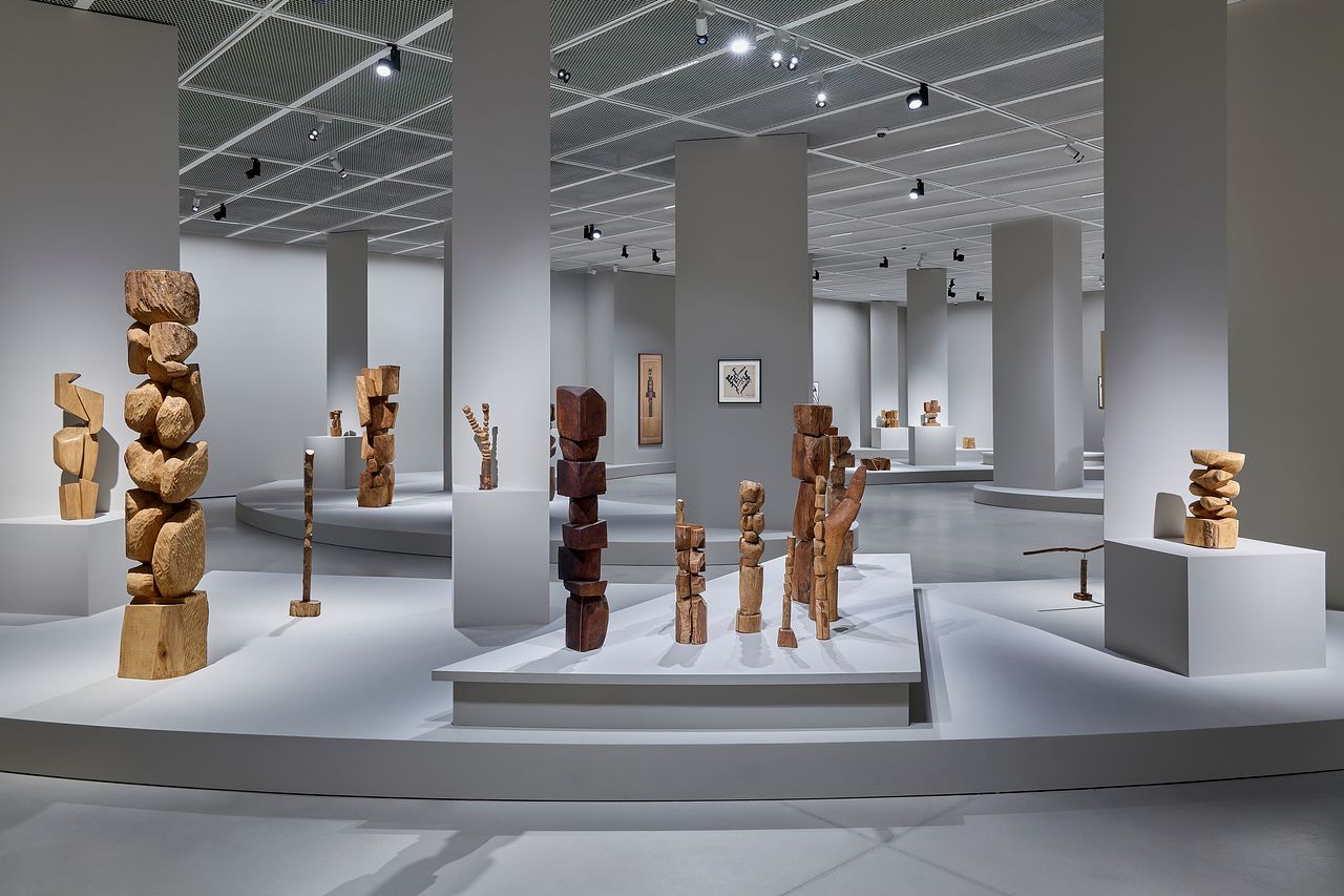 용인 호암미술관에서 17일부터 열리는 '김윤신: 합이합일 분이분일' 1층 전시장 전경. 사진 전명은