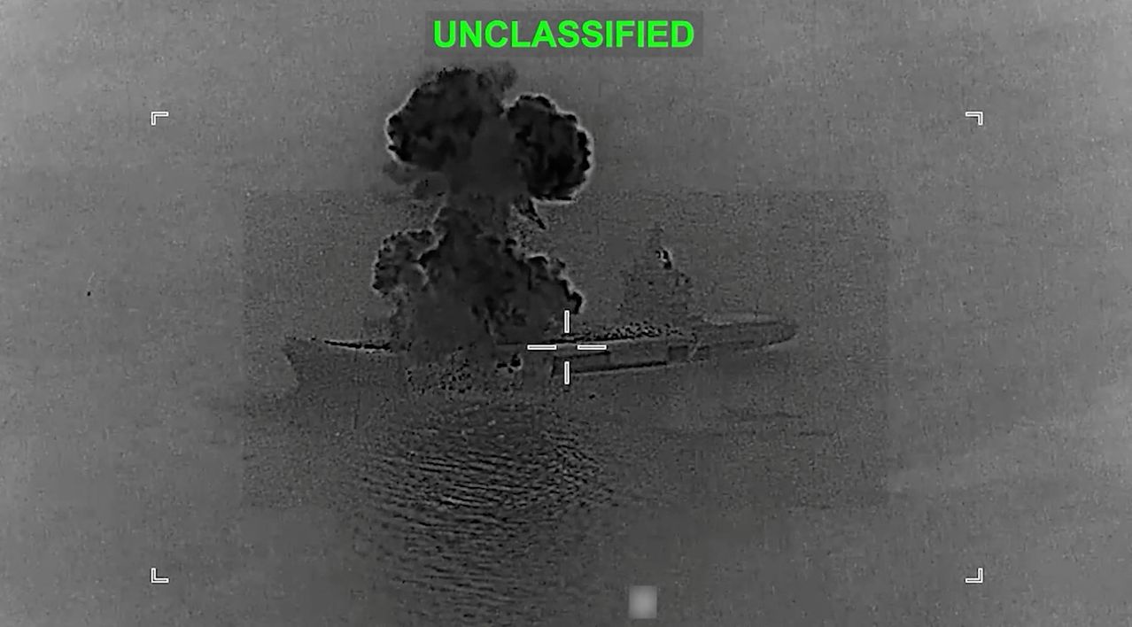  미군(CENTCOM) 측이 4일 공개한 영상으로 미군에 의해 타격당한 이란 드론 운반선이라고 밝힌 곳에서 연기가 피어오르고 있다. 연합뉴스