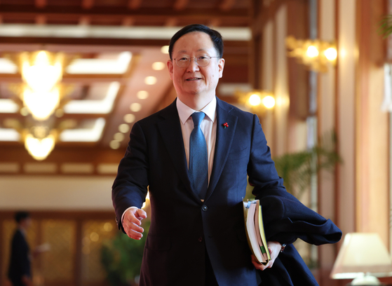 봉욱 민정수석이 지난해 12월 30일 국무회의에 참석하기 위해 청와대 세종실로 가고 있다. [청와대사진기자단]