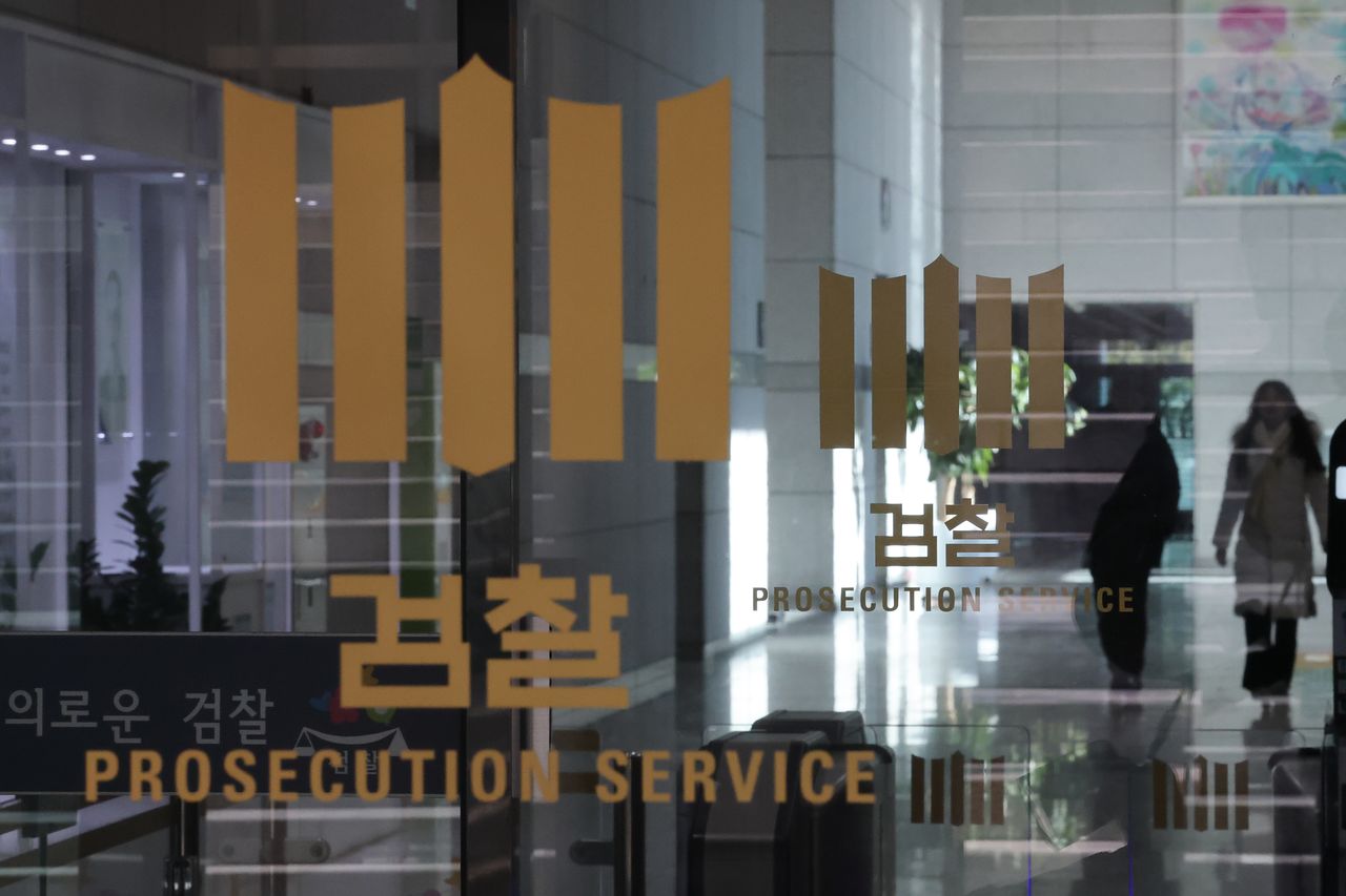 당정청은 검찰개혁과 관련 중수청법과 공소청법 입법예고를 마친 뒤 형사소송법 개정과 관련한 후속 논의에 착수했다. 핵심 쟁점은 검찰에 보완수사권을 부여하는 문제로, 여러 의견이 상충하며 논의가 무르익고 있다. 연합뉴스