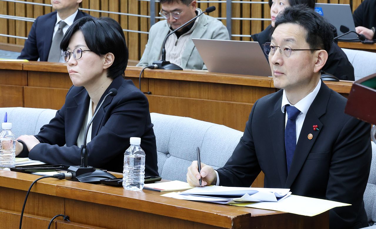 노혜원(왼쪽) 국무총리실 산하 검찰개혁추진단 부단장은 10일 "노 부단장이 검찰이 진짜 폐지되는 건 아니잖느냐고 했다"는 김 의원 주장에 "그렇게 말한 적이 없다"고 반박했다. 사진은 노 부단장과 윤창렬 검찰개혁추진단장(국무조정실장)이 지난 1월 20일 국회에서 열린 민주당 공청회에 참석한 모습. 연합뉴스