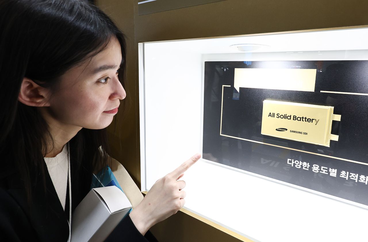 11일 서울 코엑스에서 열린 인터배터리 2026에서 삼성SDI 부스를 찾은 사람들이 전고체 배터리 제품을 살펴보고 있다. 뉴스1