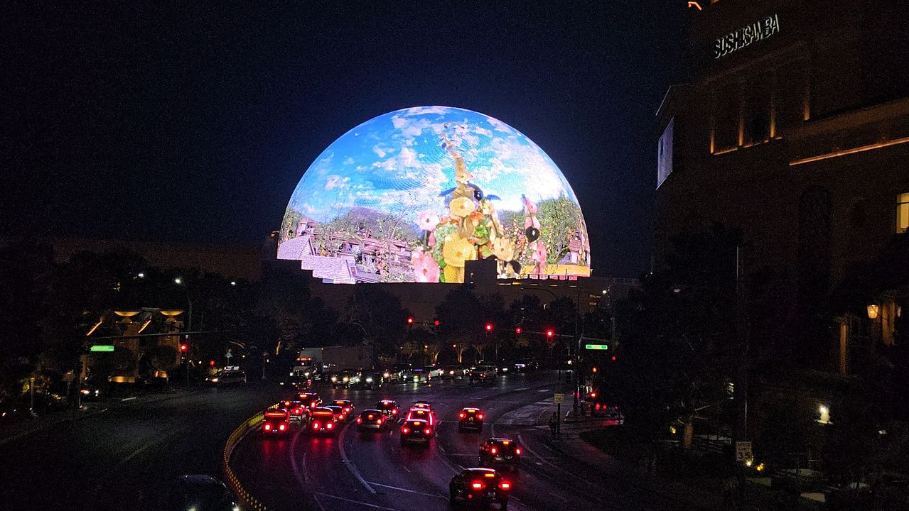 라스베이거스의 명물 '스피어'의 전경. 화면은 시시각각 변한다.