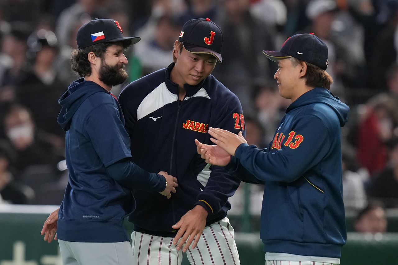 10일 경기 뒤 사토리아에게 박수를 보내는 미야기 히로야(오른쪽)와 다카하시 히로토. 이널 경기 일본 선발 다카하시보다 30km 느린 공으로도 일본 타선을 막아냈다. AP=연합뉴스