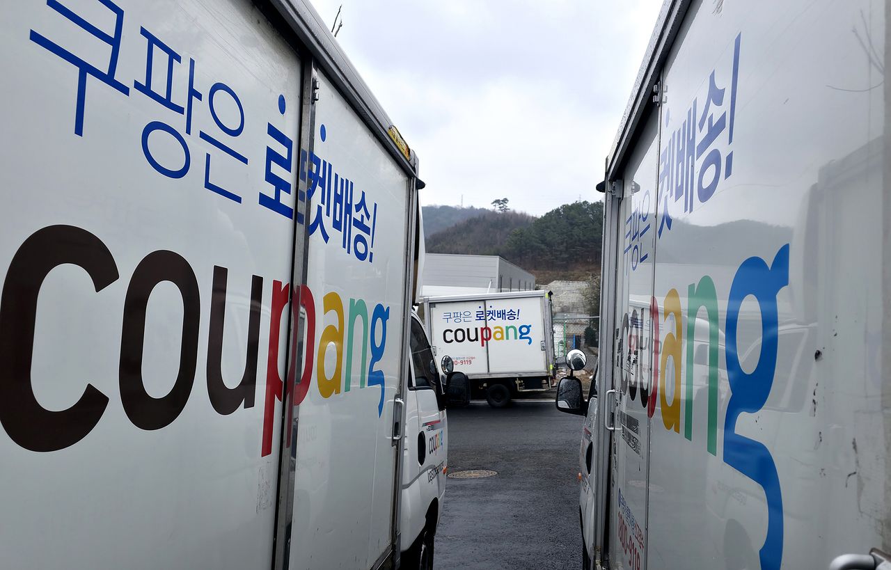 지난 6일 한 쿠팡 물류센터 밖에 로켓배송 차량이 줄지어 서 있다. 김성태 객원기자