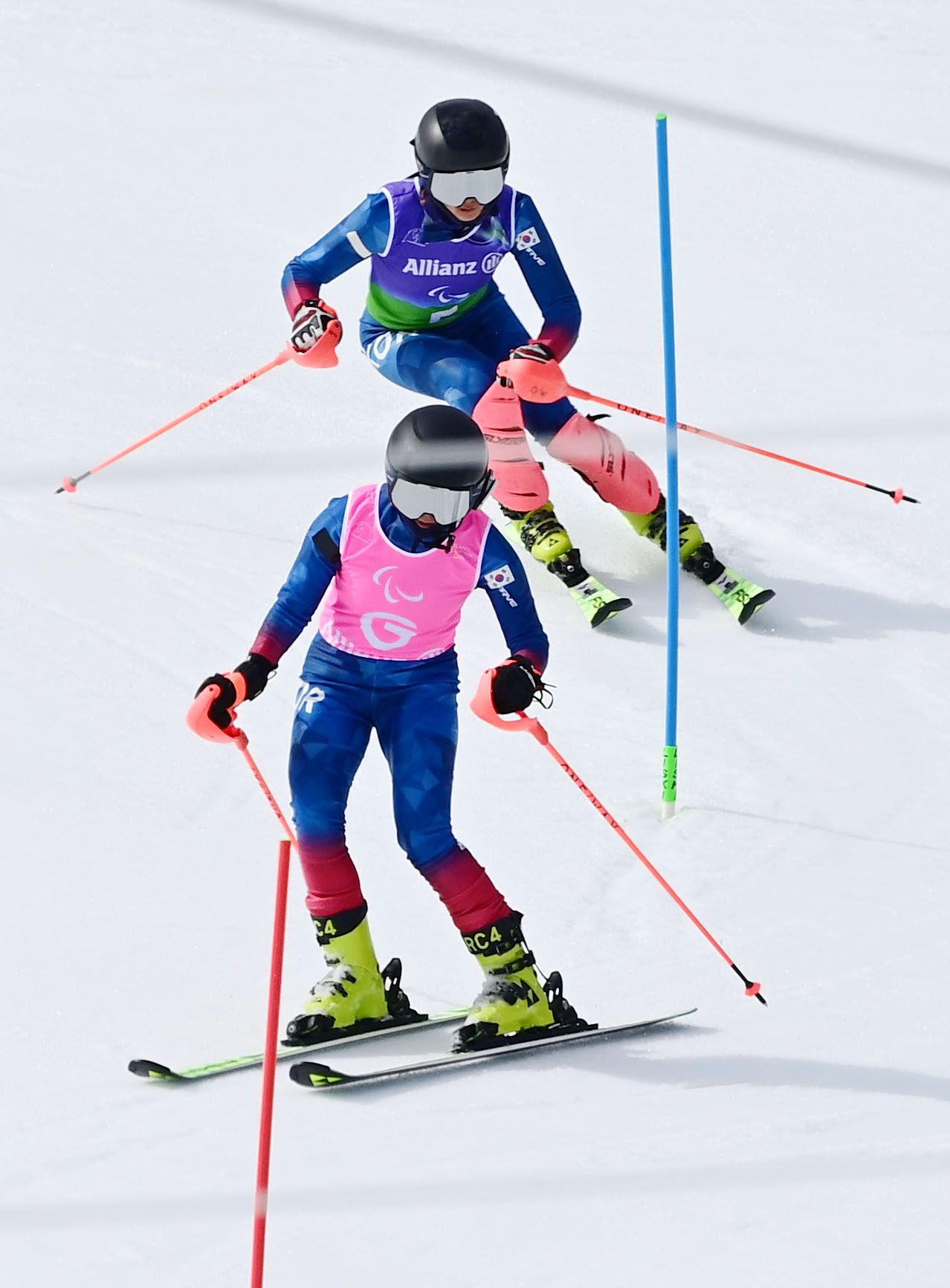 최사라(뒤)가 10일(한국시간) 이탈리아 코르티나담페초 토파네 알파인 스키 센터에서 열린 2026 밀라노·코르티나담페초 동계패럴림픽 알파인 스키 여자 복합 시각장애 부문 결선에서 어은미 가이드와 호흡을 맞춰 1·2차 시기 합계 2분13초86을 기록해 6위에 올랐다. 사진 대한장애인체육회