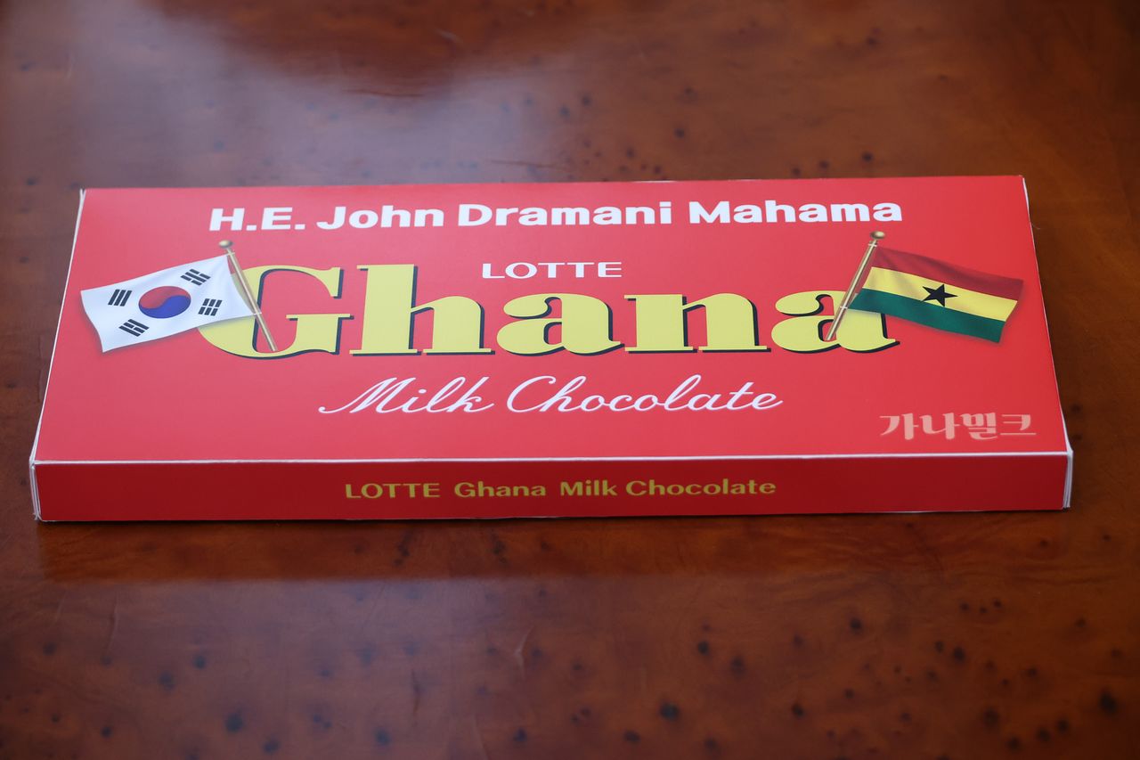 11일 청와대에서 열린 한-가나 정상회담에 앞서 이재명 대통령이 가나 대통령을 위해 특별 제작한 가나 초콜릿 선물이 공개됐다. 뉴스1