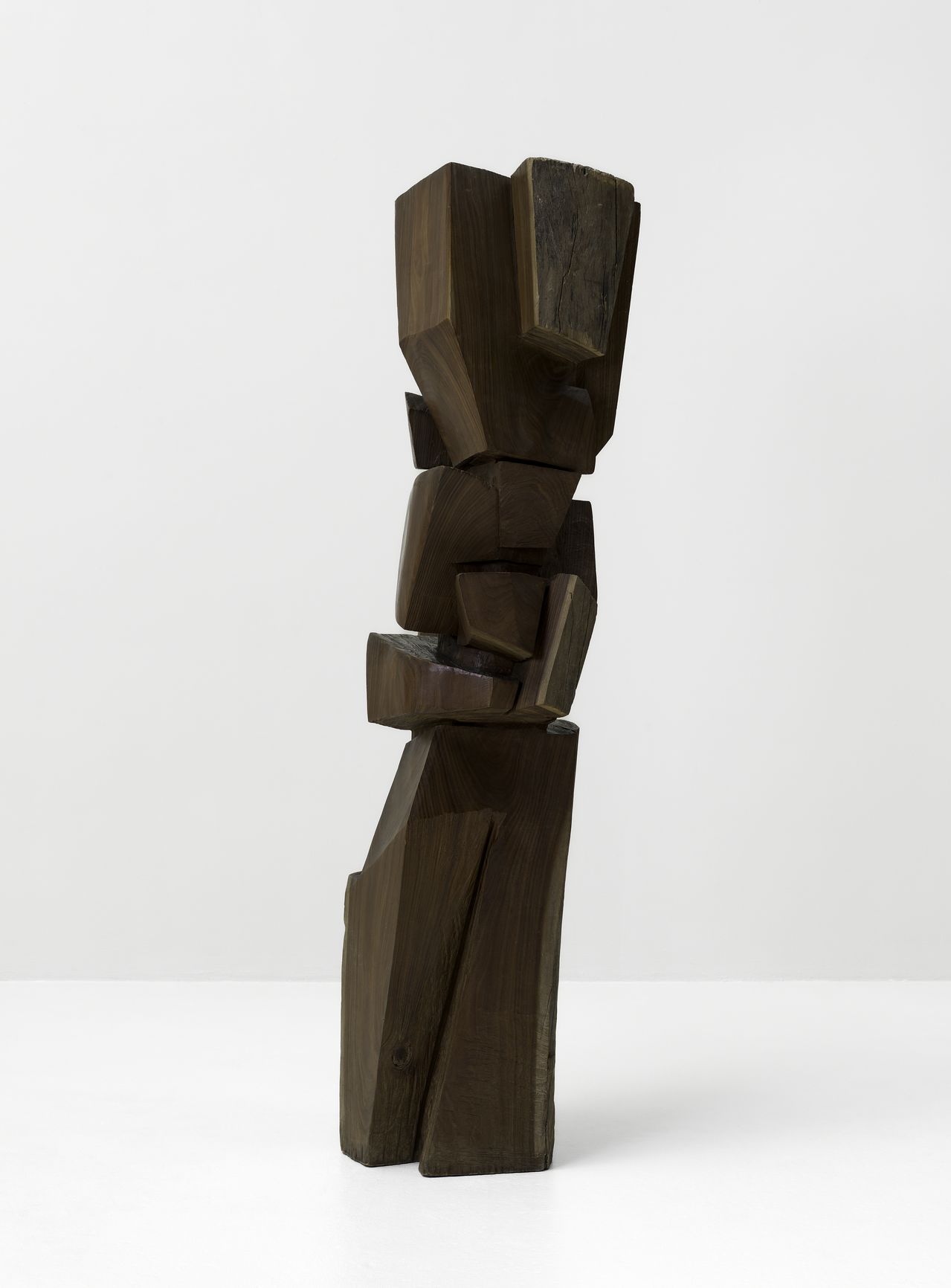 돌처럼 단단한 나무 팔로산토를 전기톱으로 베어 만든 '합이합일 분이분일 1987-88'. 뉴욕 구겐하임 미술관 소장품으로 이번 전시에서 처음 공개된다. 사진 솔로몬 구겐하임 재단