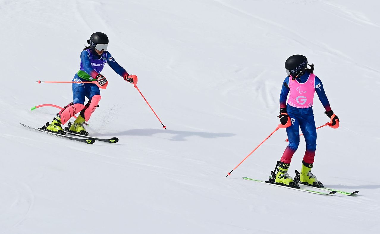최사라(뒤)가 10일(한국시간) 이탈리아 코르티나담페초 토파네 알파인 스키 센터에서 열린 2026 밀라노·코르티나담페초 동계패럴림픽 알파인 스키 여자 복합 시각장애 부문 결선에서 어은미 가이드와 호흡을 맞춰 1·2차 시기 합계 2분13초86을 기록해 6위에 올랐다. 사진 대한장애인체육회
