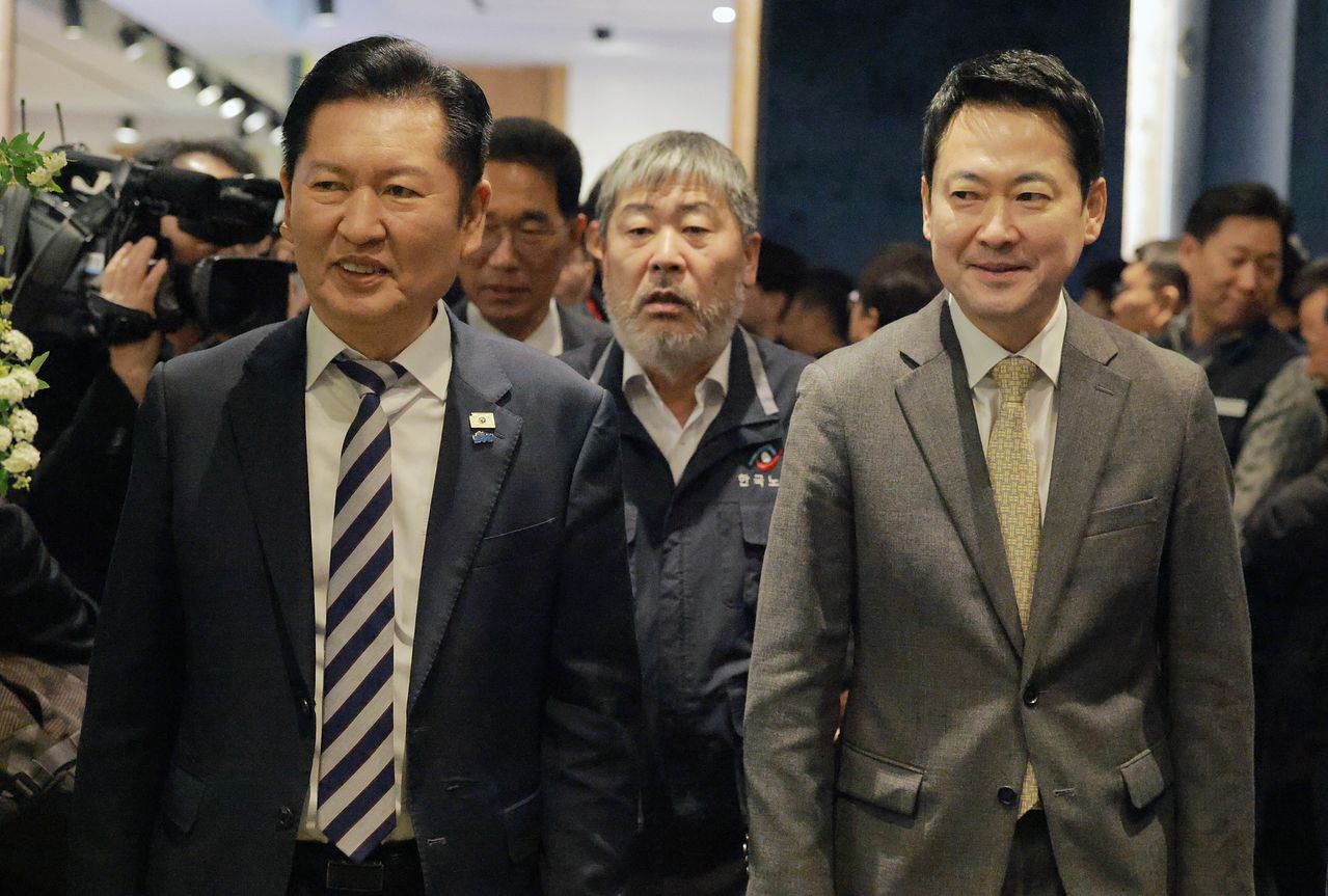 정청래 더불어민주당, 장동혁 국민의힘 대표가 10일 한국노총 창립 80주년 기념식에 참석하고 있다. 가운데는 김동명 한국노총 위원장. 임현동 기자