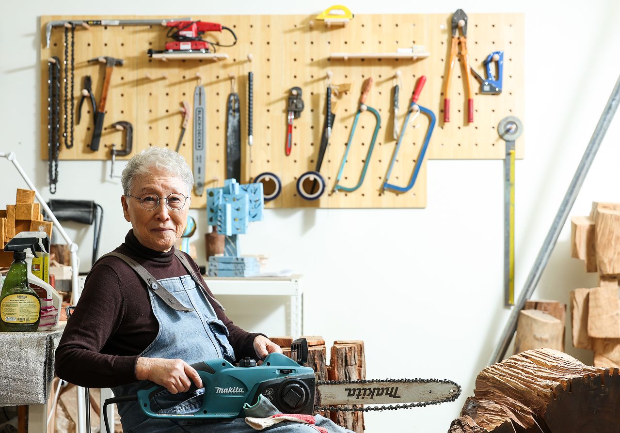 경기도 파주 작업실의 조각가 김윤신. 우상조 기자