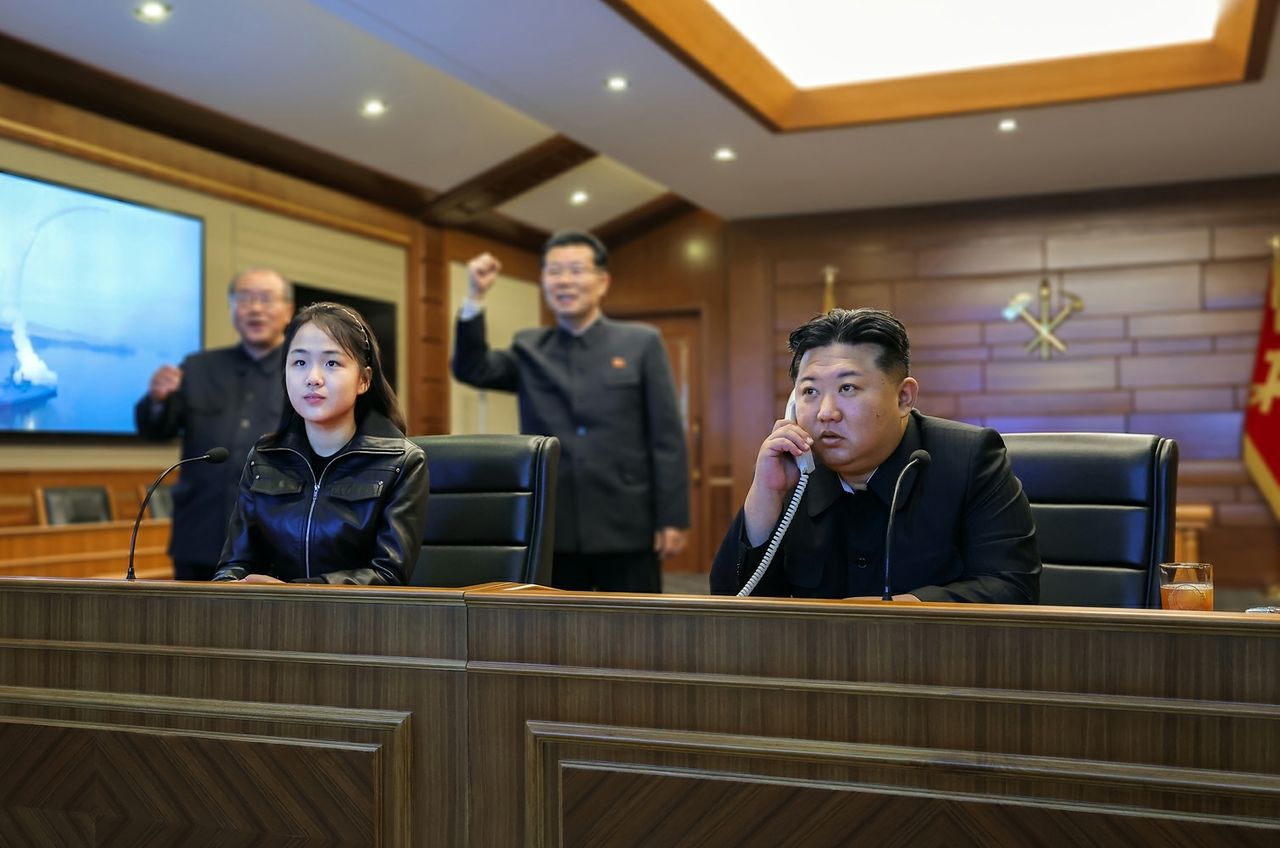 북한 노동당 기관지 노동신문은 ″10일 구축함 최현호에서 전략순항미사일시험발사가 또다시 진행됐다″고 11일 밝혔다. 김정은 국무위원장과 딸 주애는 화상방식으로 시험발사를 지켜봤다. 뉴스1
