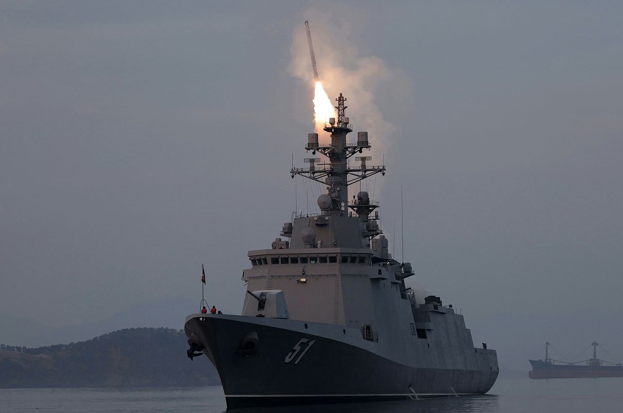 북한이 지난 10일 5000t급 최신예 구축함 최현호에서 전략순항미사일을 시험발사하는 모습. 노동신문, 뉴스1