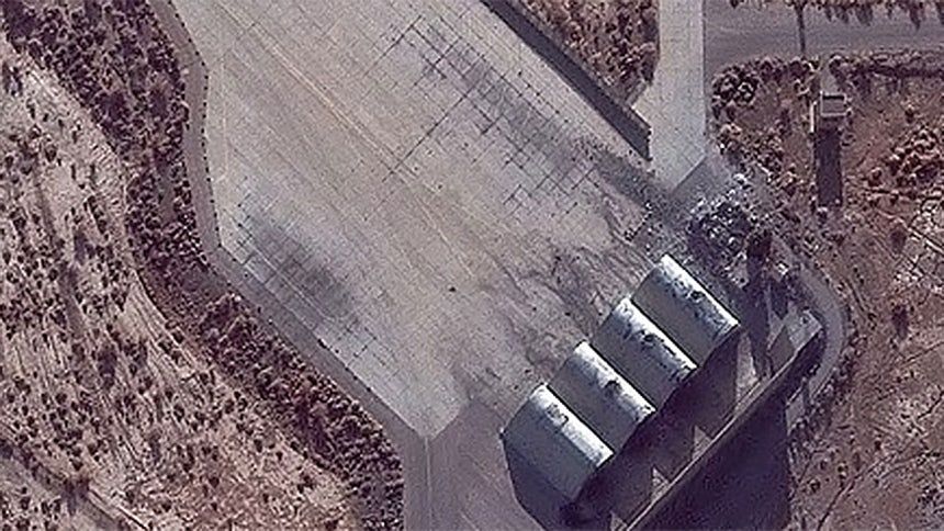 이스라엘군의 공습으로 완전히 부서지거나 지붕에 구멍이 난 이란 하타미 공군기지의 강화 격납고. AP=연합뉴스