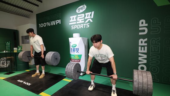 지난해 매일유업의 단백질 음료인 '셀렉스 프로핏'를 체험할 수 있는 이벤트가 진행되고 있는 모습. 뉴스1