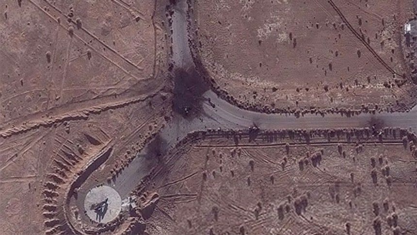 이스라엘군의 공습으로 이란 하타미 공군기지 유도로에 있던 전투기가 파괴된 모습. AP=연합뉴스