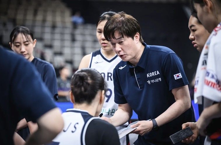 박수호 감독과 여자 농구대표팀 선수들. 사진 대한민국농구협회 