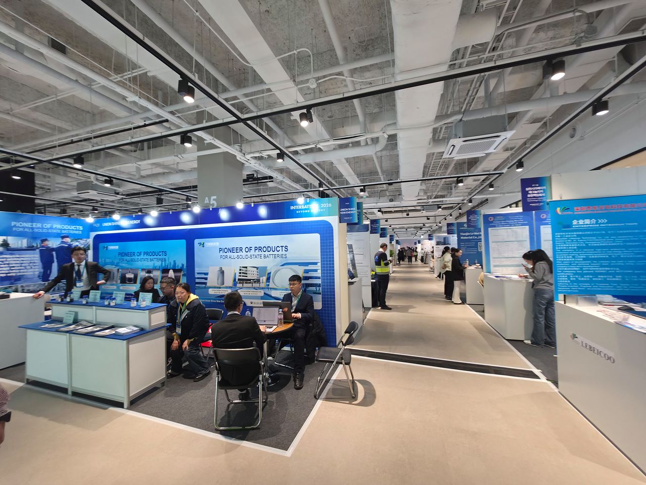 11일 서울 강남구 코엑스에서 열린 '인터배터리 2026'에는 중국 배터리 소재·장비사들도 부스를 차렸다. 고석현 기자