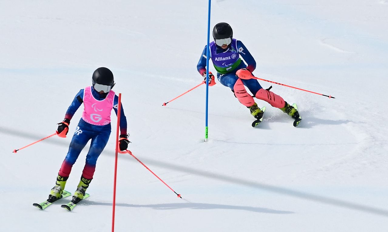 최사라(뒤)가 10일(한국시간) 이탈리아 코르티나담페초 토파네 알파인 스키 센터에서 열린 2026 밀라노·코르티나담페초 동계패럴림픽 알파인 스키 여자 복합 시각장애 부문 결선에서 어은미 가이드와 호흡을 맞춰 1·2차 시기 합계 2분13초86을 기록해 6위에 올랐다. 사진 대한장애인체육회