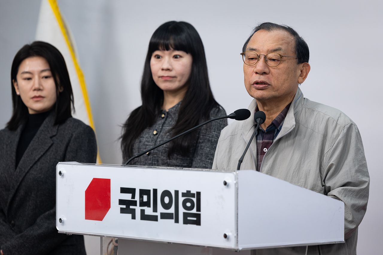 이정현 국민의힘 공천관리위원장이 9일 서울 여의도 중앙당사에서 기자간담회를 열고 취재진 질문에 답하고 있다. 뉴스1