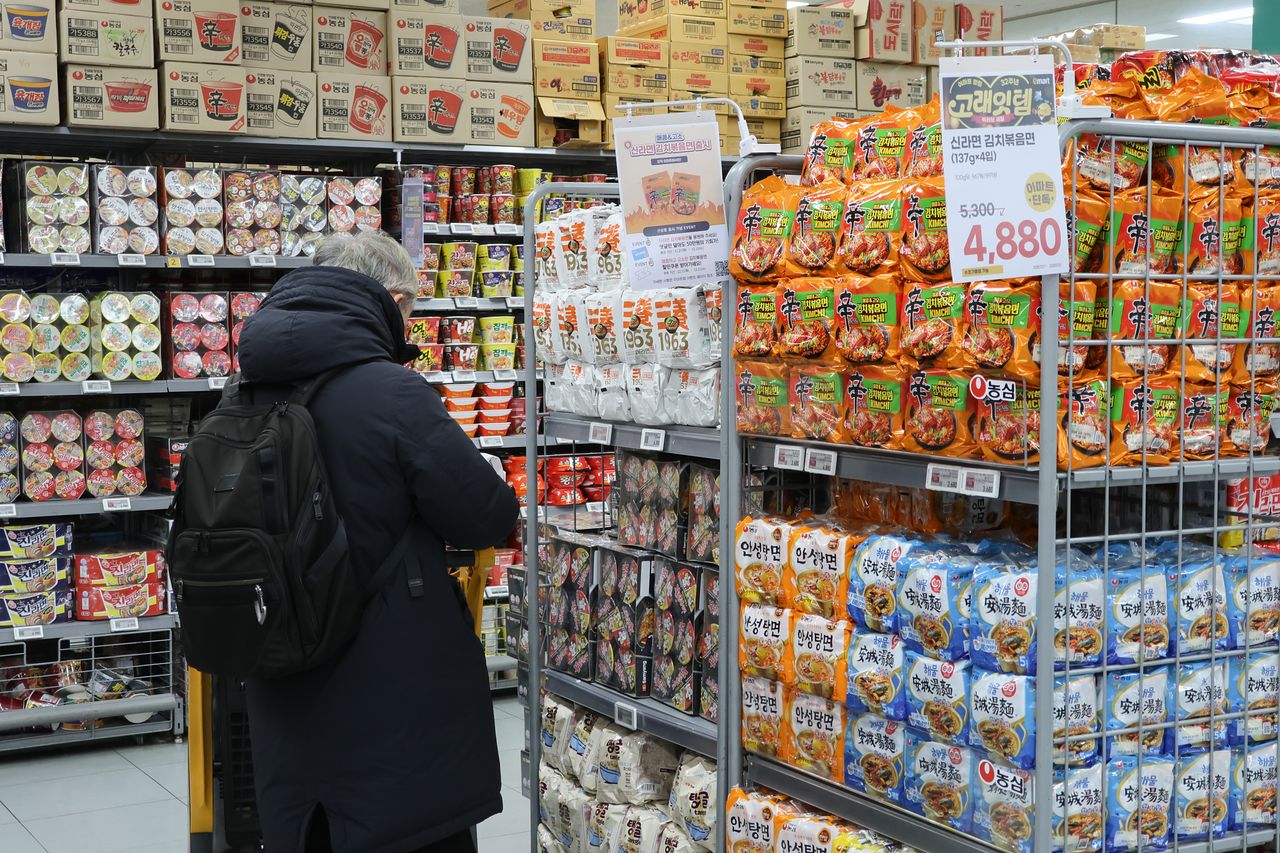 서울 시내 대형마트에 라면 판매대 모습. 연합뉴스