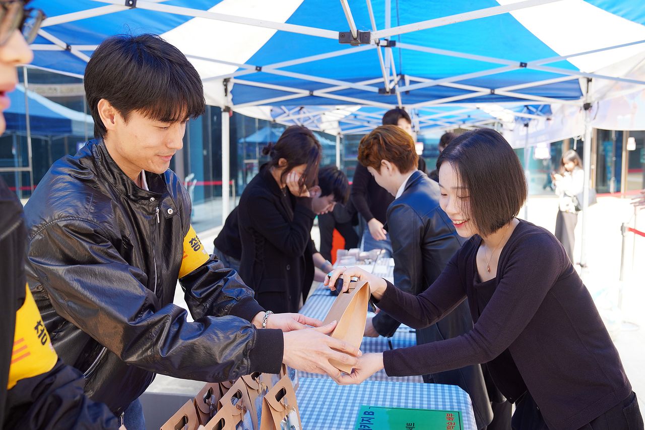 간호학과 학생이 설렘 패키지를 받고 있다