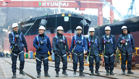 전남 영암군 삼호읍에 위치한 현대조선소에서 이주노동자들이 출근하고 있다  영암=장정필 객원기자