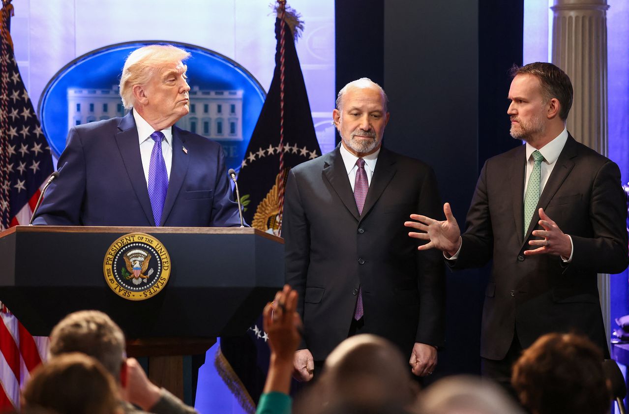 도널드 트럼프 미국 대통령이 지난 1월 20일 대법원이 상호관세를 위법으로 판결한 이후 백악관 기자회견을 진행하는 동안 하워드 러트닉 상무장관과 제이미슨 그리어 USTR 대표가 무역대표가 회견에 배석해 구체적 답변을 하고 있다. 로이터=연합뉴스