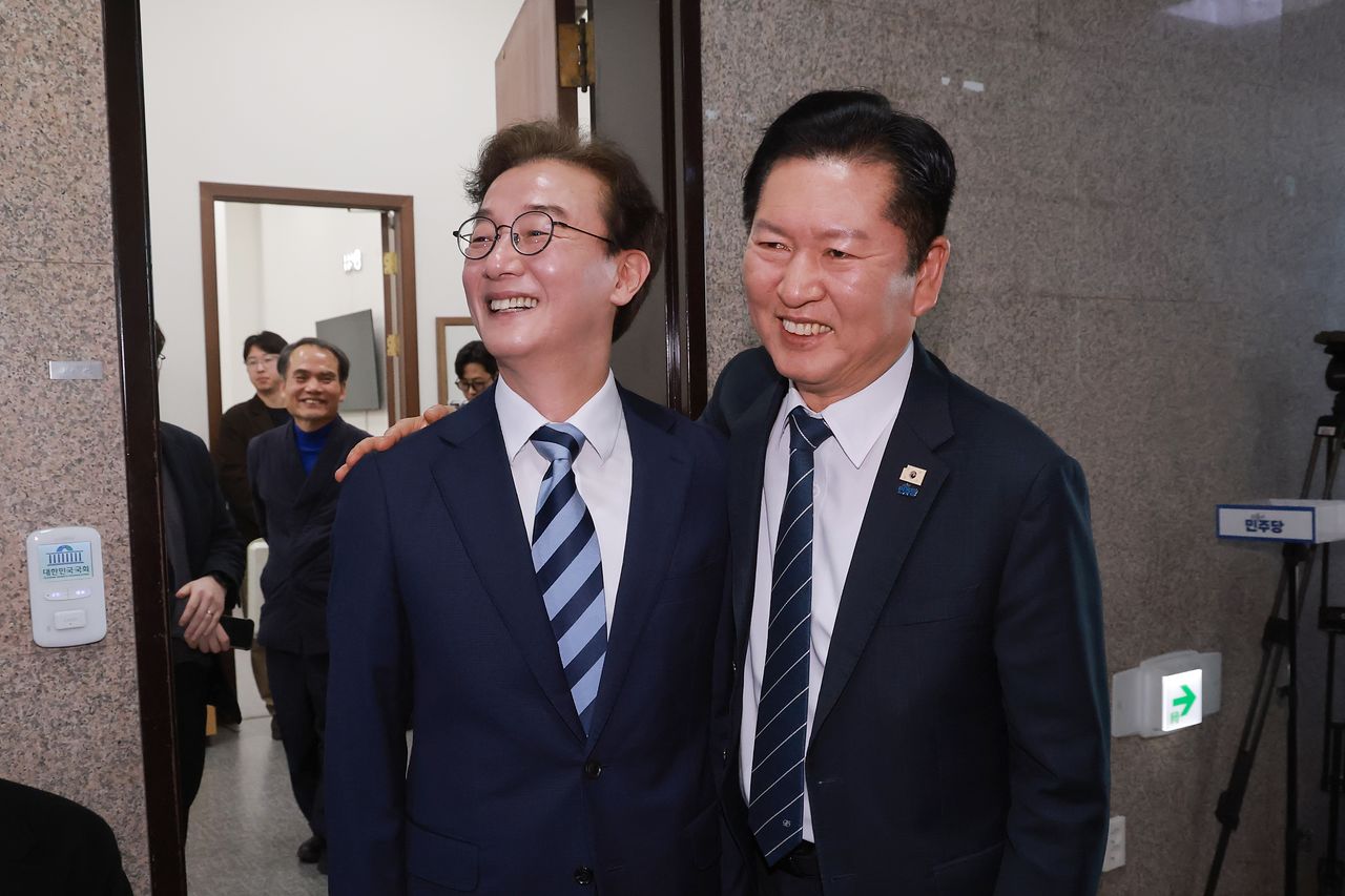 더불어민주당 정청래 대표가 12일 국회에서 민주당 전재수 의원과 면담을 마치고 전 의원을 배웅하고 있다. 연합뉴스