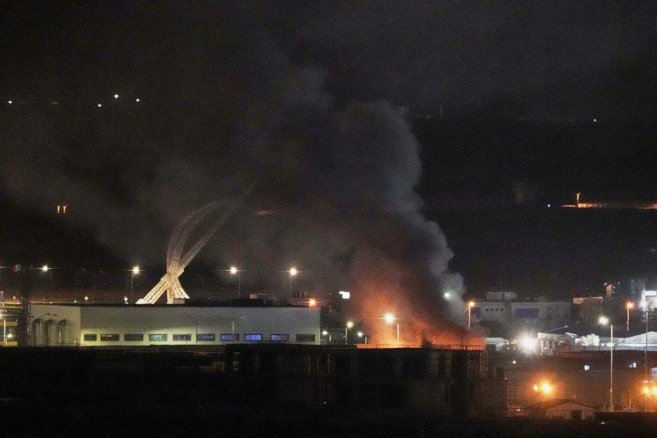 11일(현지시간) 이라크 아르빌 공항에서 폭발이 발생한 뒤 연기가 치솟고 있다. AP=연합뉴스