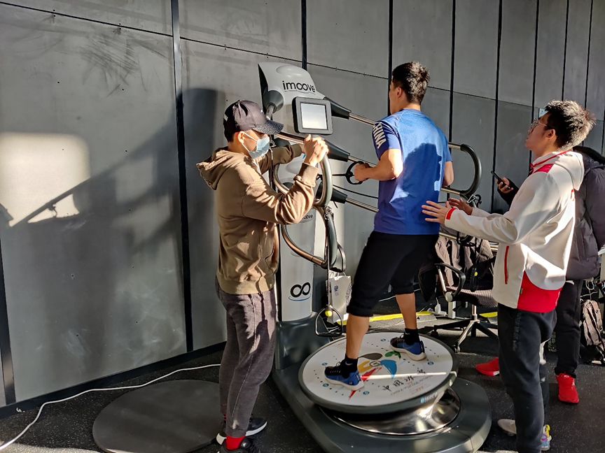 장쑤(江蘇)성 우시(無錫)시에서 운동선수가 인공지능(AI) 장비를 이용해 밸런스 훈련을 하고 있다. 신화통신 