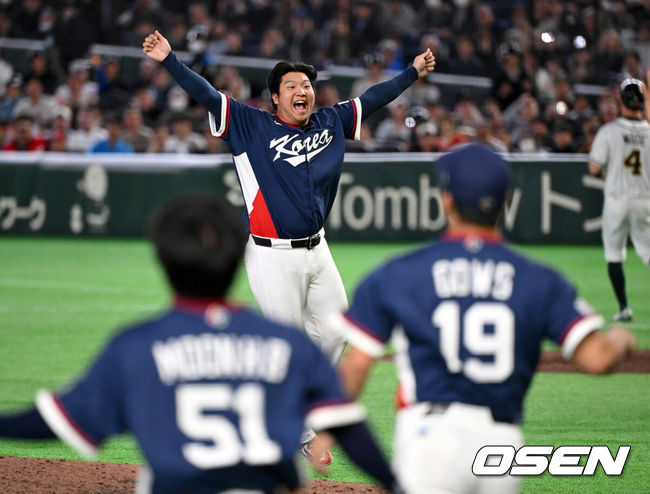 [OSEN=도쿄(일본), 손용호 기자] 도쿄의 기적이 나왔다. 한국 WBC 대표팀이 17년 만에 1라운드를 통과했다.한국은 9일 일본 도쿄돔에서 열린 ‘2026 월드베이스볼클래식(WBC)’ 1라운드 C조 호주와의 경기에서 로 승리를 거뒀다. 이로써 한국은 조별라운드 2승2패를 기록하면서 호주, 대만 등을 최소실점률로 제치면서 2009년 이후 17년 만에 1라운드를 통과했다. 이제 한국은 마이애미행 전세기를 탄다.9회말 2사 1루에서 한국 문보경이 호주 웨이드를 뜬공으로 처리하며 환호하고 있다. 2026.03.09/spjj@osen.co.kr